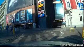 Kobieta z rowerami na dachu i wjazd na parking