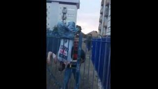 Wisiał dwie godziny na ogrodzeniu