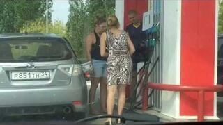 Blondynka przyjechała zatankować