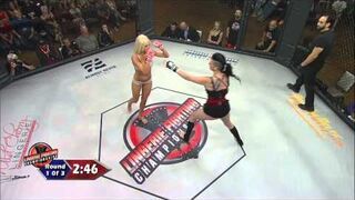 Kobiece MMA w bieliźnie