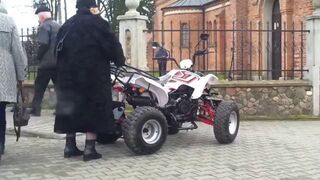 Babcia na quadzie z kościoła