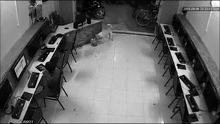 Szybka karma, chciał kopnąć psa!