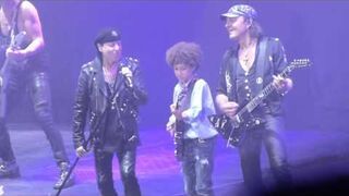 Dwunastoletni geniusz gitary gra ze Scorpionsami na scenie.