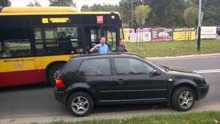 Szeryf z Golfa blokuje autobus!