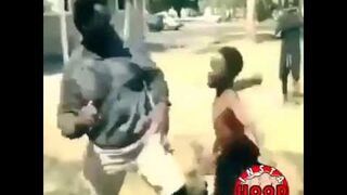 Drobny chłopiec nokautuje duże faceta (w obronie kolegi)