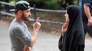 Bita muzułmanka na ulicy - Eksperyment Społeczny