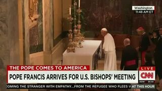 Papież Franciszek pokazuje sztuczkę z obrusem