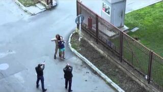 Ochroniarz nie wiedział, że kręcą film. Obezwładnił porywacza!