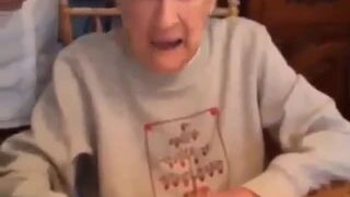 102-letnia Babcia zdmuchuje świeczki na urodzinowym torcie!