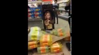 w pogoni za kurtkami w Lidlu  "Basia, Basia! Dziecko mi zginęło"