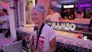 Kobieta, która oczaruje cię grą na saksofonie - Lovely Laura