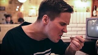 Gołąbki, flaki, śledzie w occie - Amerykanin testują polskie jedzenie