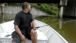 Łowisz sobie spokojnie ryby na łodzi, aż tu nagle.....