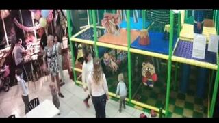 Zadyma rodziców w bawialni dla dzieci