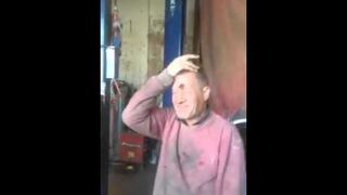 Żart z jajkiem na głowie