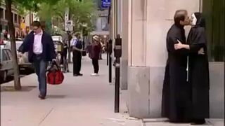 Zakonnica całuje się z księdzem na ulicy!