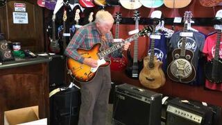 81-latek daje czadu na gitarze w sklepie