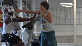 Prank: Torcikiem w twarz!