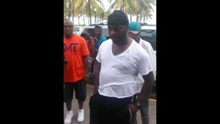 Magiczna sztuczka z koszulką i papierosem