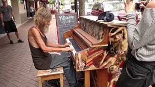 Bezdomny gra na pianinie (Sarasota, FL)