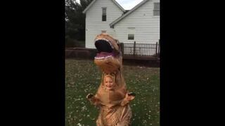 Dzieciak w stroju T-Rexa
