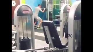 Dziwne ćwiczenie na siłowni...