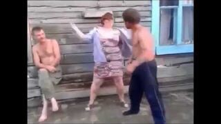 Wiejski Romeo całuje z klasą