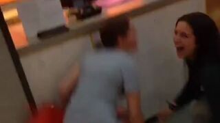 Publicznie ściągnęła jej spodnie :P