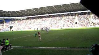 Naga kibicka daje ciała na boisku!