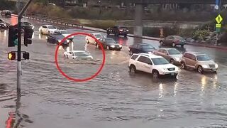 Lamborghini przejeżdża przez zalaną ulicę