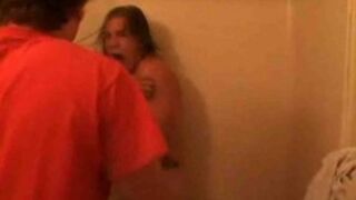 Poraził paralizatorem kolegę pod prysznicem