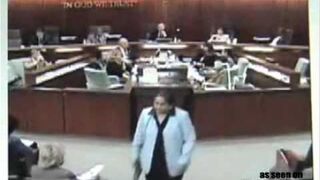 Straszny cios gazetą!