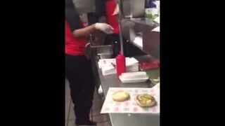 Wytarła podłogę hamburgerem i zaserwowała go klientowi