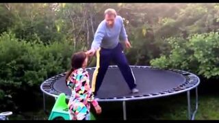 Pijany tatuś na trampolinie