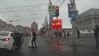 Panna młoda ucieka z samochodu