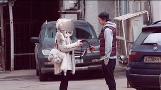 Płaci dziewczyną na ulicy za ściągnięcie bielizny!