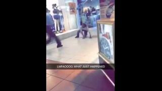 Kobieta skutecznie zatrzymuje mężczyznę uciekającego przed ochroną