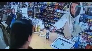 Nieudany napad na sklep. Ekspedientka dała mu popalić!