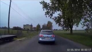 Wieśniak z Passata blokuje manewr wyprzedzania