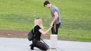 Mogę Ci possać?! Dziewczyna zaczepia przypadkowych facetów na ulicy.