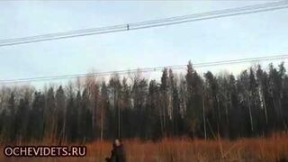 Idiota rzuca linkę na linie wysokiego napięcia