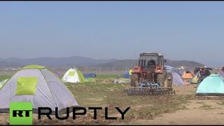 Uchodźcy rozbili się na jego polu. Wziął sprawy w swoje ręce.