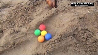 Wyścig kolorowych piłeczek na piasku