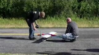 Ty przytrzymaj, ja zakręcę śmigłem