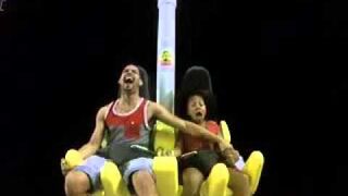 Tatuś z córeczką na gigantycznej huśtawce