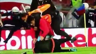 Kibic wtargnął na murawę i pobił sędziego