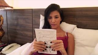 Urocza Brazylijka uczy się czytać po polsku