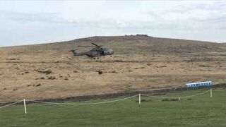 Helikopter demoluje toi-toie