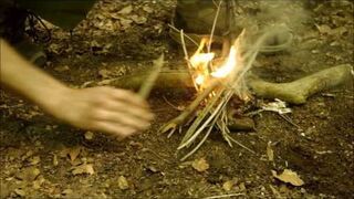Jak zagotować wodę bez naczynia - bushcraft i survival.