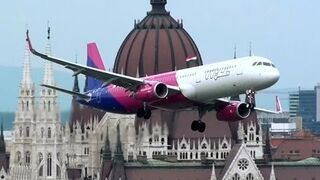 Airbus A-321 linii WizzAir przelatuje nisko nad rzeką Dunaj w Budapeszcie